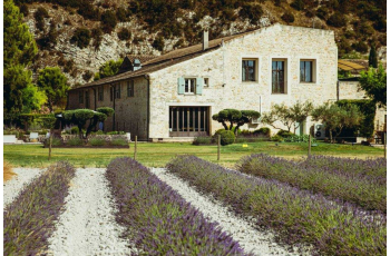 Bienvenue à Entre Vigne et Garrigue : Un Joyau de la Provence