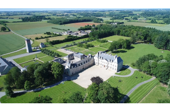 Vivez une expérience culinaire exceptionnelle suspendue dans les cîmes des arbres du Château des Pères en Bretagne
