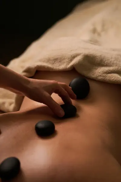 Massage aux pierres chaudes 60 minutes — visuel 2