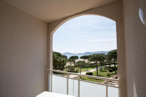 Escapade en bord de mer - en chambre Salon Terrasse — visuel 3