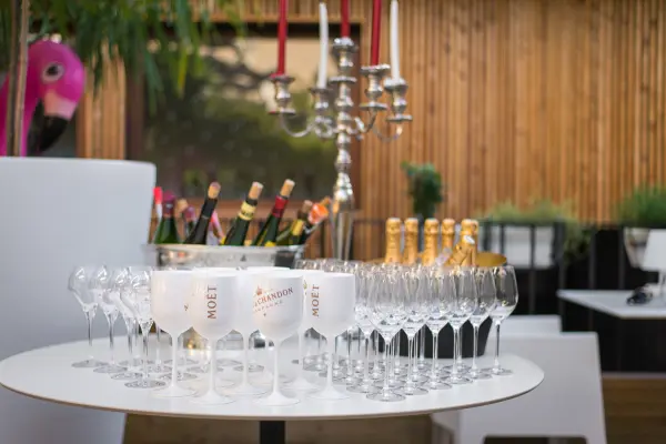 1 coupe de Champagne Veuve Clicquot au bar cheminée ou en terrasse — visuel 1
