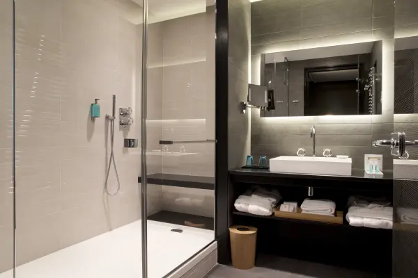 Une nuit à l'Hôtel la Pyramide en chambre Deluxe — visuel 3