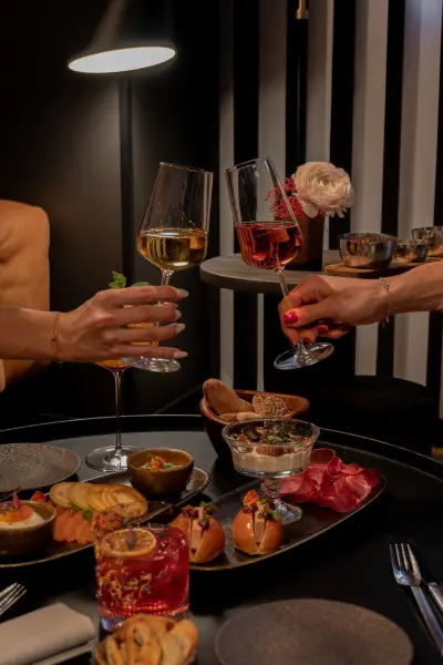 Instant festif au bar de l’hôtel LÉONOR pour deux personnes — visuel 1