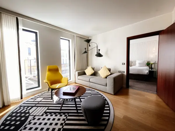 Nuit, champagne et petit déjeuner en Pool Suite — visuel 1