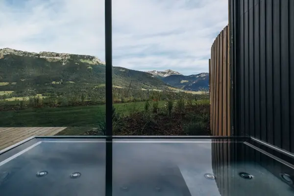 Coffret 1 nuit Aurore L’évasion en famille Jusqu’à 2 adultes et 2 enfants · Spa privatif intérieur — visuel 2