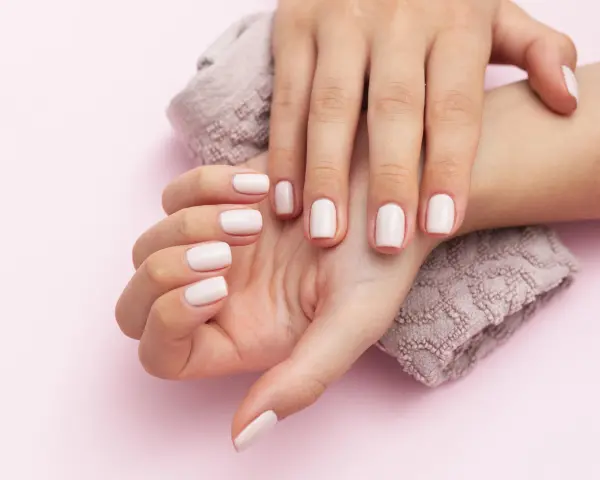 Manucure avec pose de vernis — visuel 1