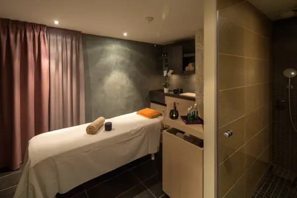 Massage aux pochons au sel d’Himalaya — visuel 2