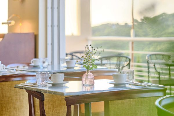 Petit-déjeuner buffet face au grand bleu de la mer