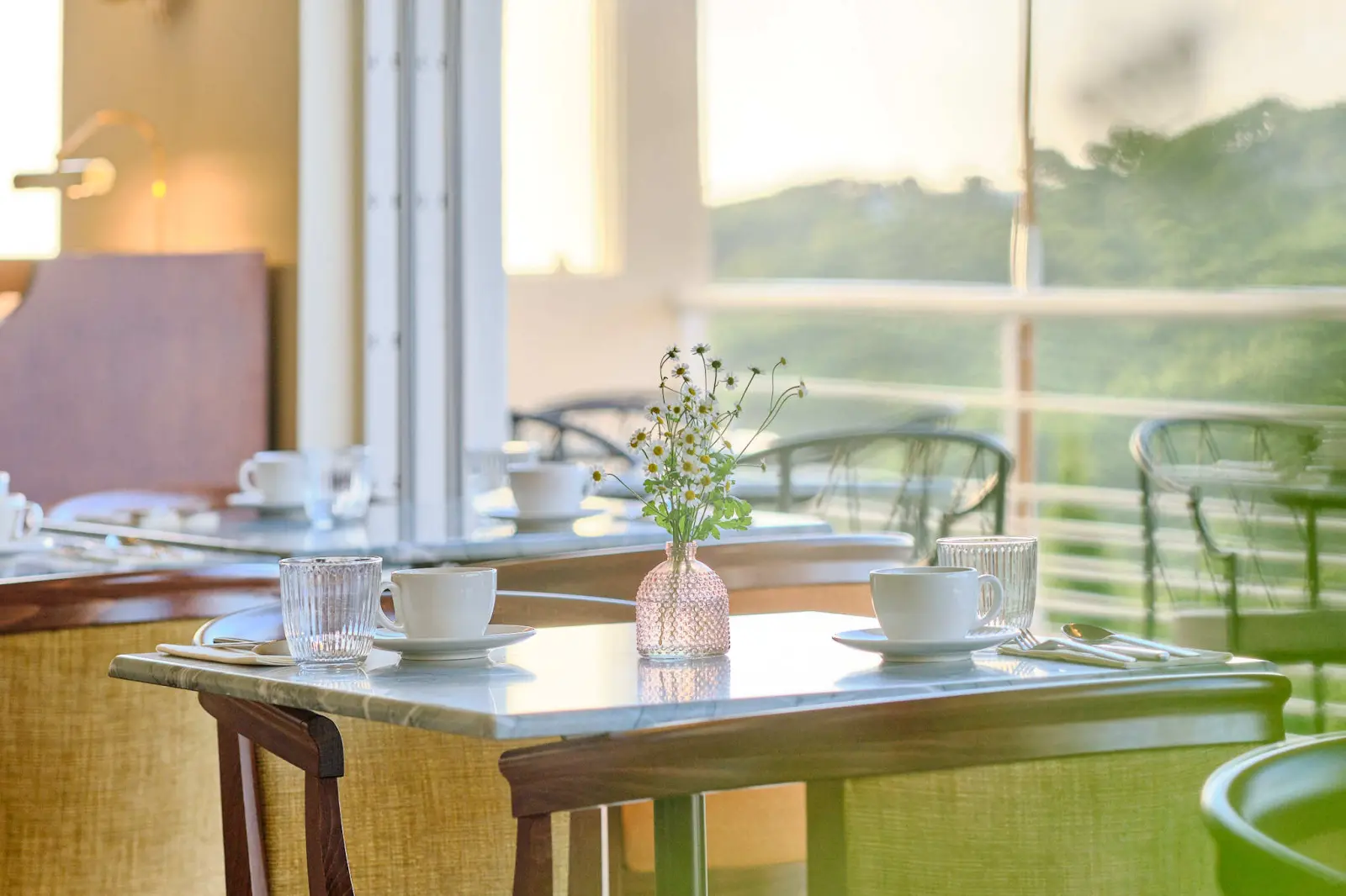 Petit-déjeuner buffet face au grand bleu de la mer