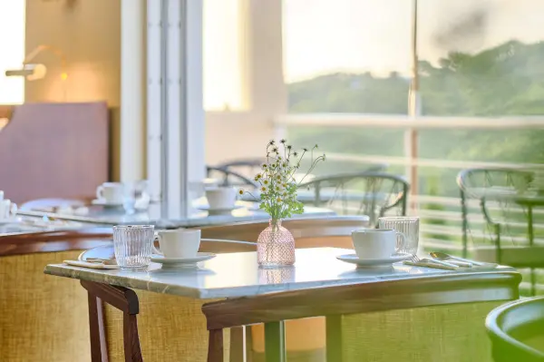 Petit-déjeuner buffet face au grand bleu de la mer — visuel 1