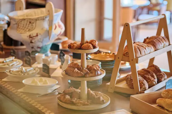 Petit-déjeuner buffet face au grand bleu de la mer — visuel 2