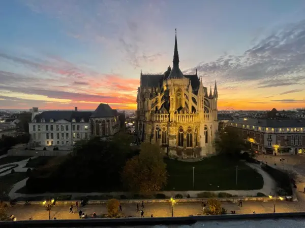 Tutoyer les étoiles au pied de la cathédrale de Reims avec déjeuner bistronomique — visuel 1