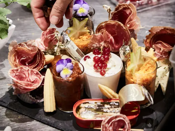 Visite de cave immersive, dégustation et repas planchette — visuel 1