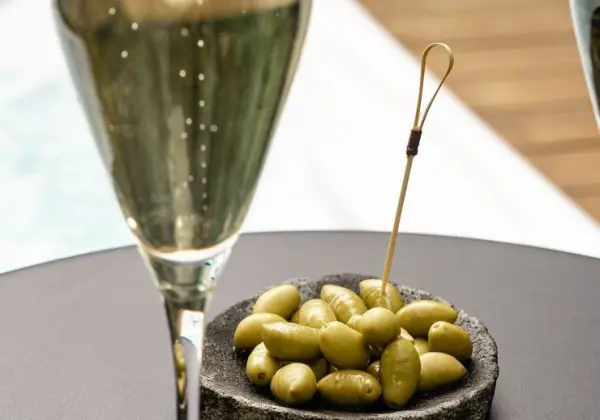 Une nuit, des fleurs et du champagne — visuel 2