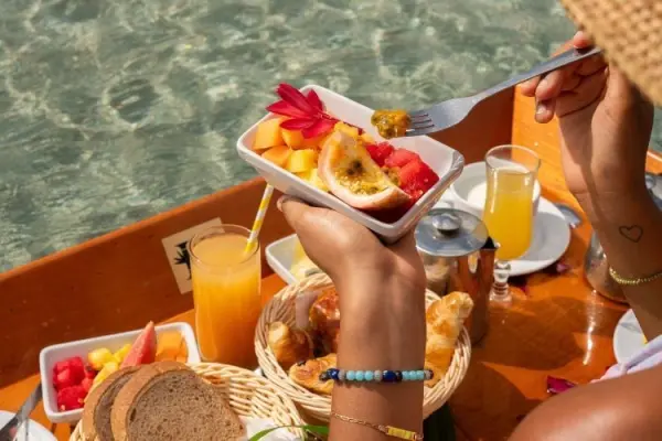 Petit déjeuner flottant en mer — visuel 1