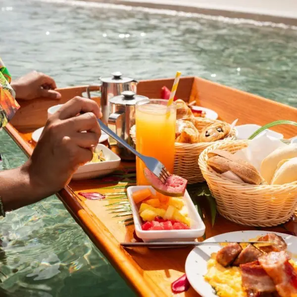 Petit déjeuner flottant en mer — visuel 2