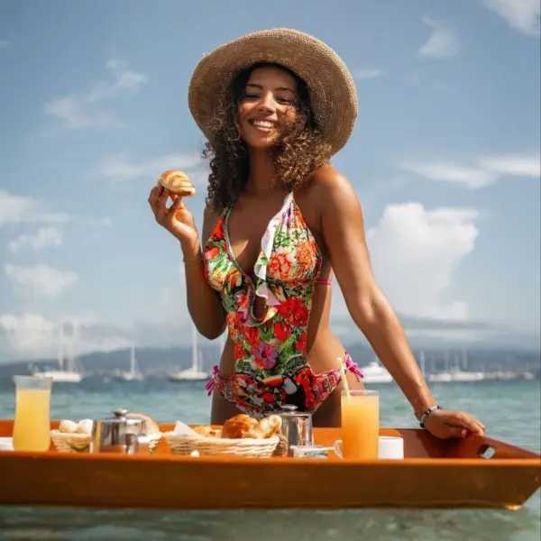 Petit déjeuner flottant en mer — visuel 3