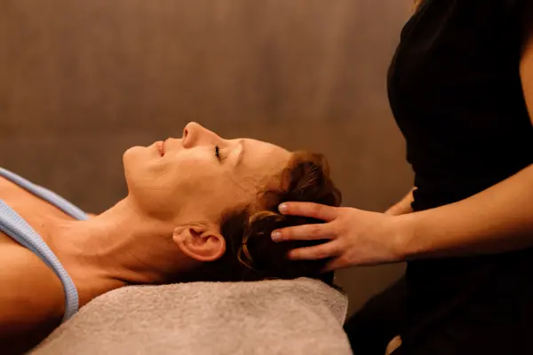 Massage du cuir chevelu — visuel 1