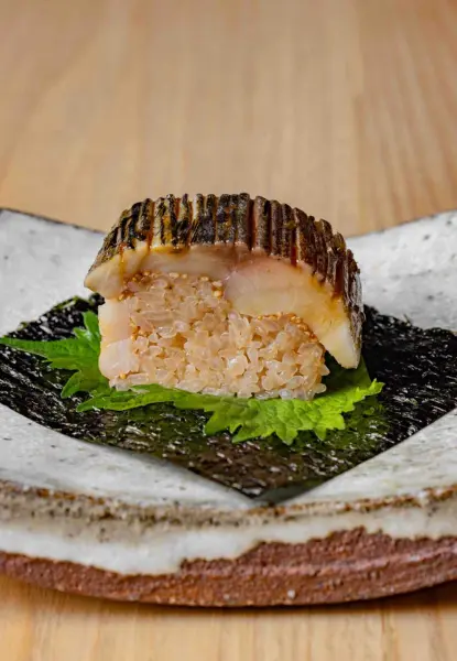 À emporter – Sushi de maquereau grillé au charbon de bois — visuel 1
