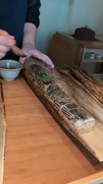 À emporter – Sushi de maquereau grillé au charbon de bois — visuel 2
