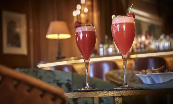 Cocktail et canapés ou petits fours, au Rossini — visuel 2