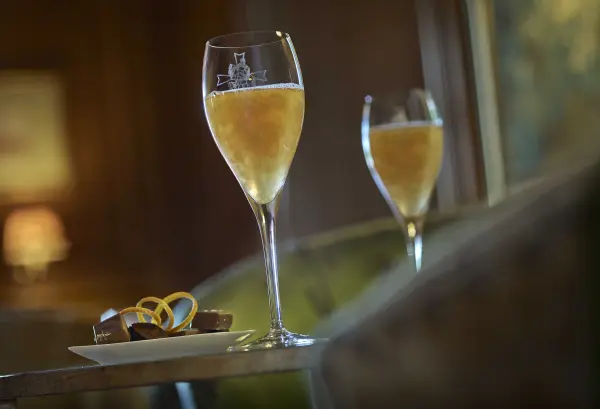 Champagne et canapés ou petits fours, au Rossini — visuel 1