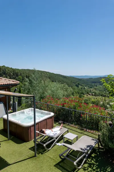 Coffret - Séjour bien-être avec soin - suite premium avec jacuzzi privatif — visuel 1