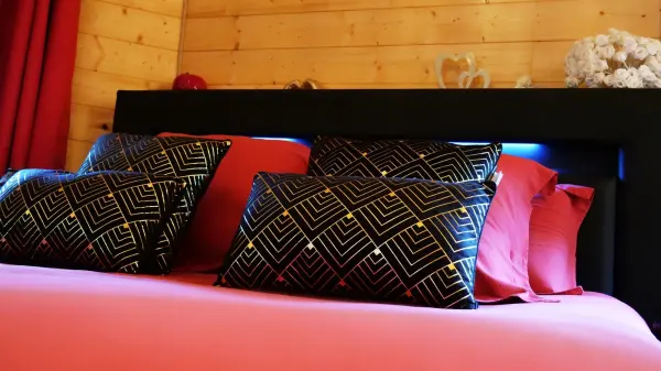 Nuit d'amour magique et raffinée au chalet CUPIDON — visuel 1