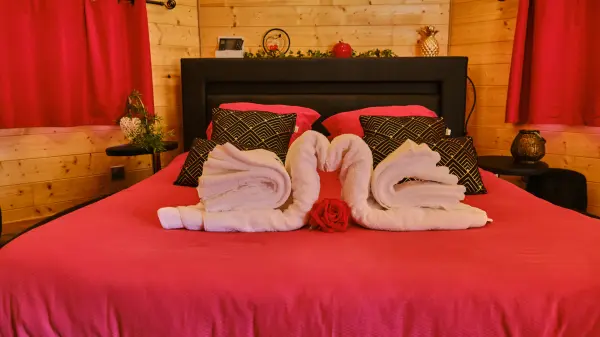 Nuit d'amour magique et raffinée au chalet CUPIDON — visuel 2