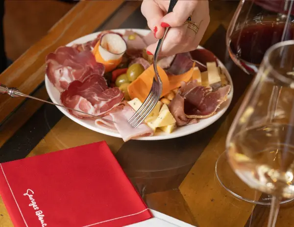 Dégustation de vins et charcuteries — visuel 2
