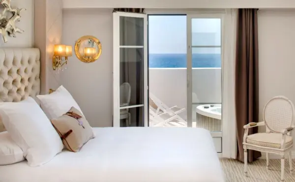 Séjour en chambre Tropézienne - vue mer & Jacuzzi (hors saison*) — visuel 1