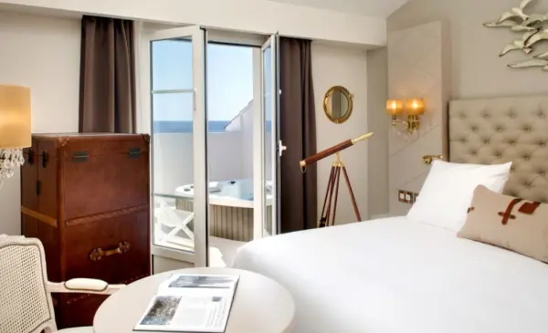 Séjour en chambre Tropézienne - vue mer & Jacuzzi (hors saison*) — visuel 3