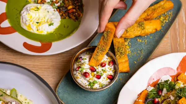 Apéritif mezze au Café 52 Paris 1er — visuel 2