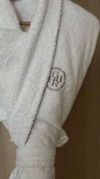Peignoir Signature – Grand Hôtel du Palais Royal — visuel 2