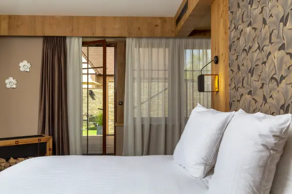 Chambre et petit déjeuner en "Suite Spa Prestige" — visuel 2