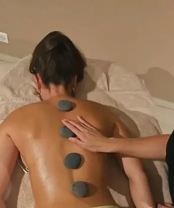 Massage aux pierres chaudes ~ 50 min
