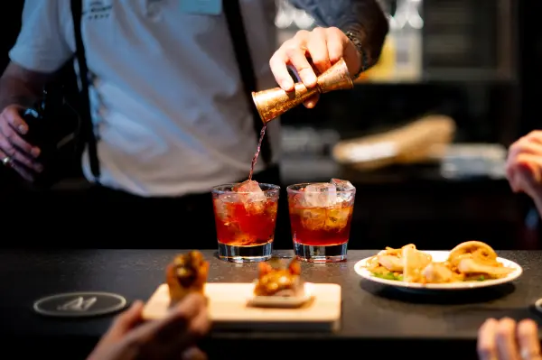 Cocktail au bar — visuel 2