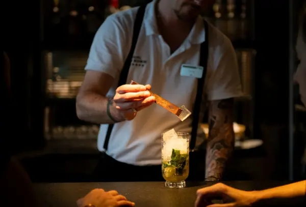 Cocktail au bar — visuel 3