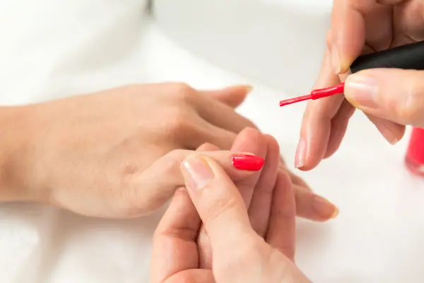 Soin Express Mains ou Pieds avec pose de vernis semi-permanent — visuel 1