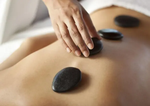 Massage aux pierres chaudes 1h15 — visuel 2