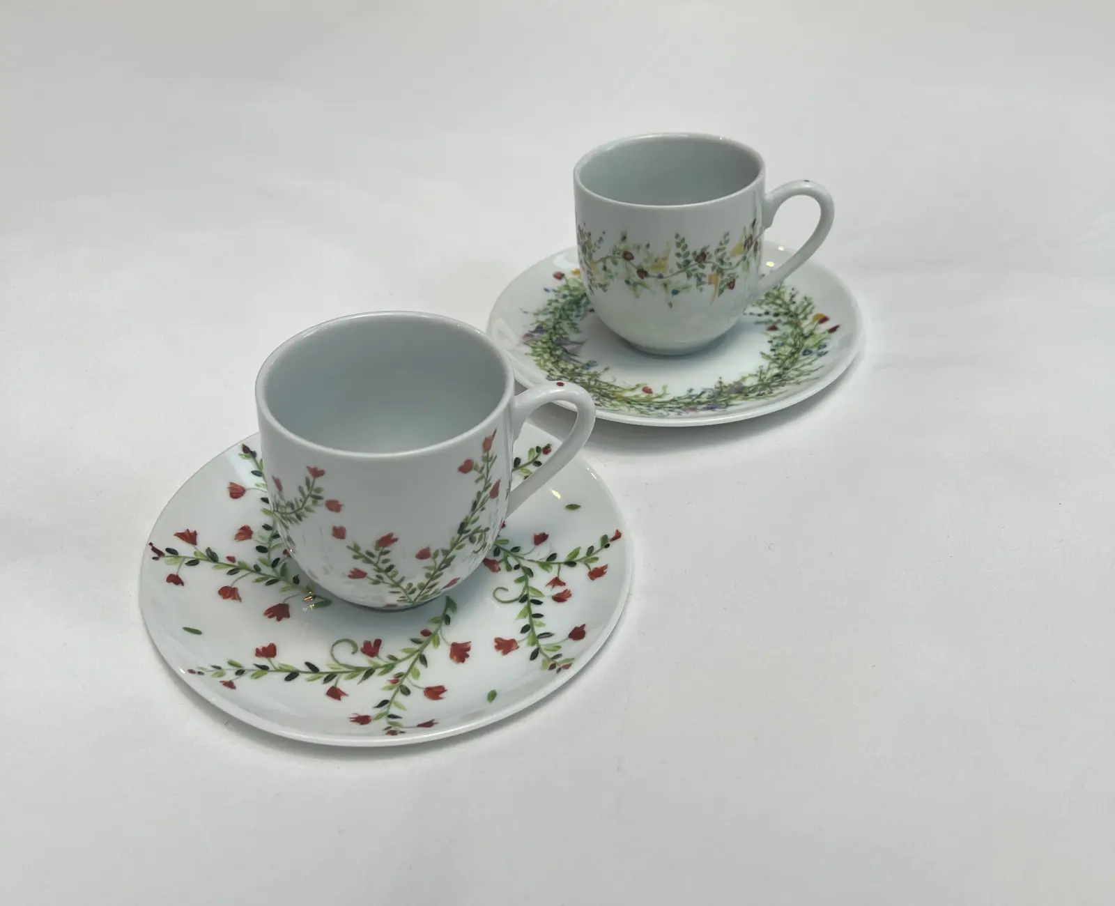 Deux tasses et sous-tasses à café
