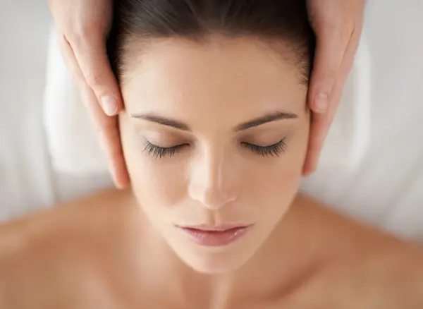 Soin Massage du Visage aux Cinq Fleurs de Bali - 50 min — visuel 1