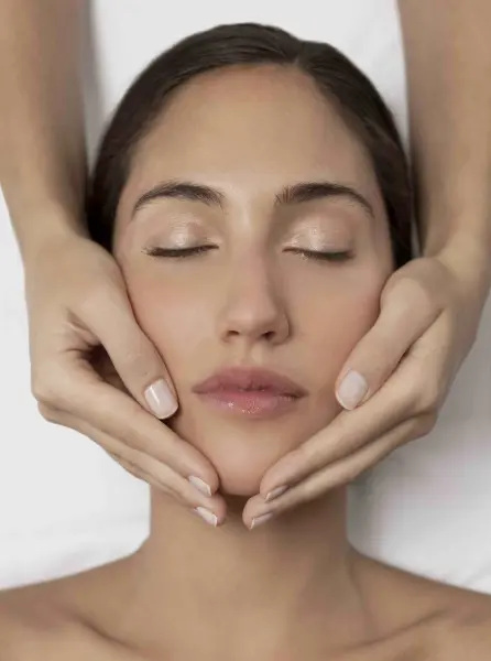 Soin Massage du Visage Fleurs et Fruits de Bali - 1h20 — visuel 1