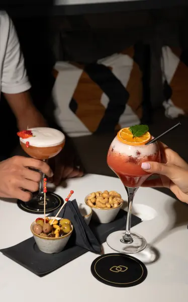 Cocktails ou coupes de Champagne et planche — visuel 1