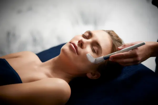 SOIN VISAGE REVELATEUR DE JEUNESSE (soin signature : Pionnier) — visuel 1