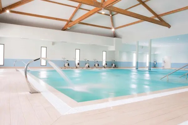 Se détendre entre amis à l'Hôtel Spa FontCaude