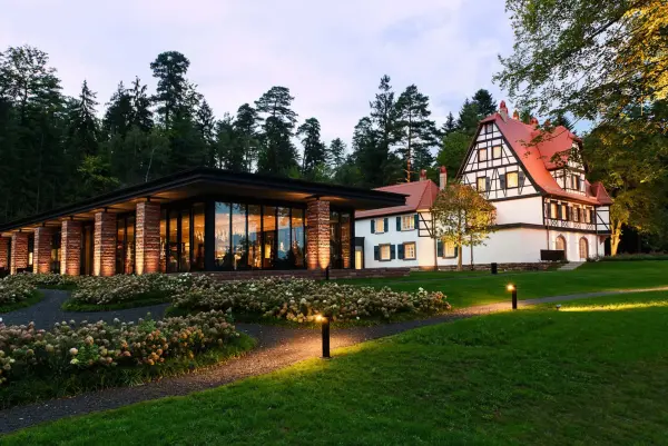 Maison de luxe à la française, vins et gastronomie : l’art de vivre de la Villa René Lalique