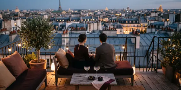 Vue d'une grande place animée d'une capitale européenne au crépuscule