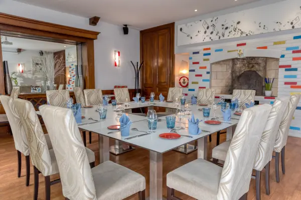 Hôtel Restaurant la Commanderie de Champarey — vue 3