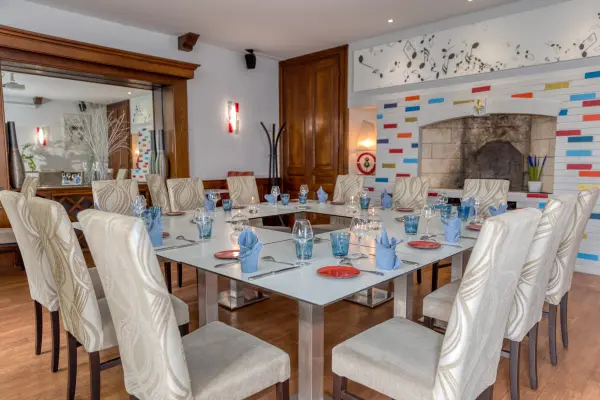 Hôtel Restaurant la Commanderie de Champarey — vue 3